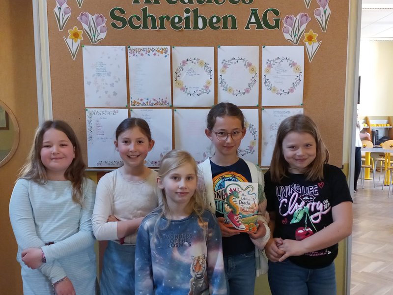 Titelbild für Beitrag: Von Drachen, Turnschuhen und magischen Stäben: Unsere AG-Kids sind jetzt Buchautoren!