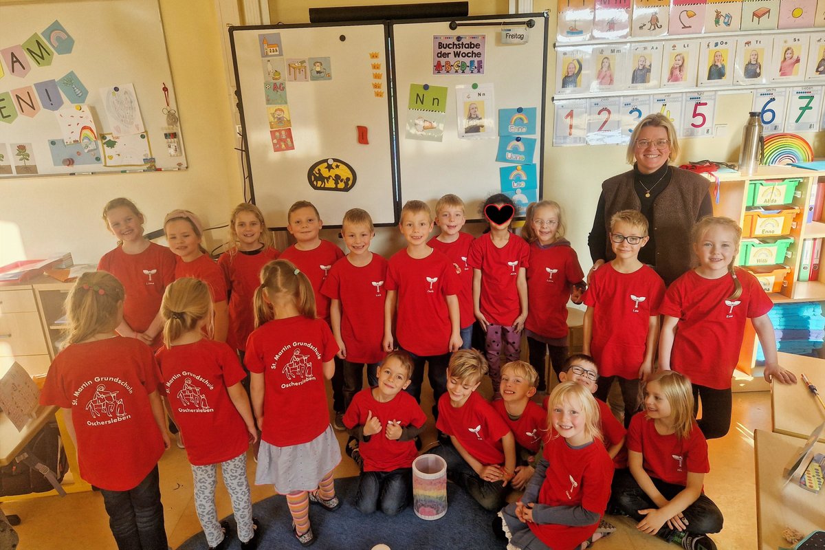 Titelbild für Beitrag: Förderverein spendet Schulshirts für die neuen Erstklässler