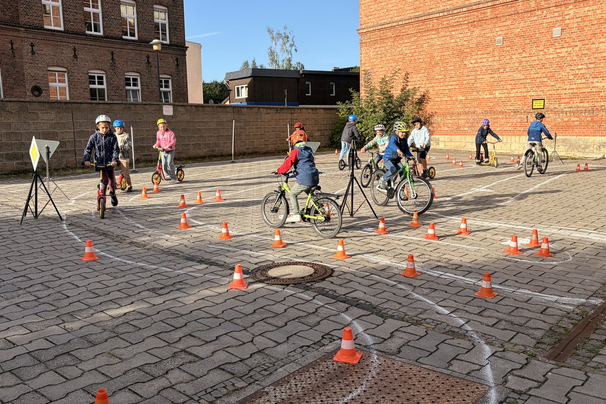 Titelbild für Beitrag: Die Verkehrswacht zu Besuch – sicher unterwegs!