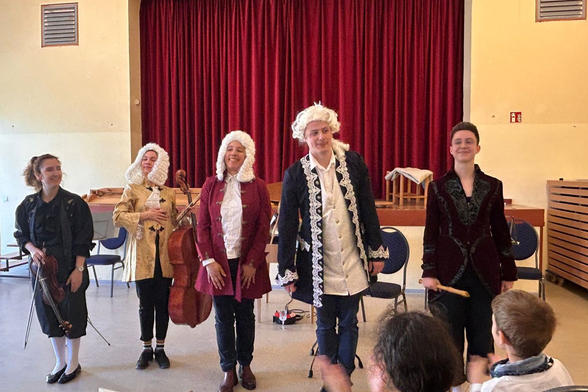 Titelbild für Beitrag: Mitmachkonzert „Von Rittern und Windmühlen“ begeistert unsere Grundschülerinnen und Grundschüler