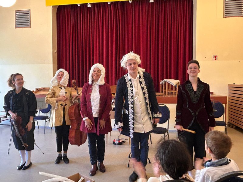 Titelbild für Beitrag: Mitmachkonzert „Von Rittern und Windmühlen“ begeistert unsere Grundschülerinnen und Grundschüler