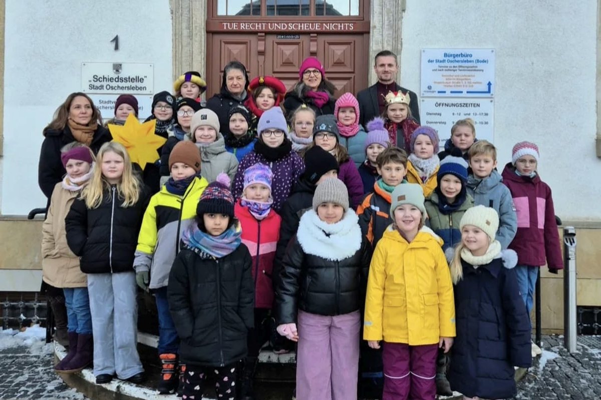 Titelbild für Beitrag: Sternsinger zu Besuch im Oscherslebener Rathaus