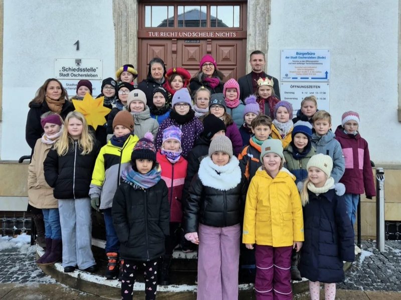 Titelbild für Beitrag: Sternsinger zu Besuch im Oscherslebener Rathaus